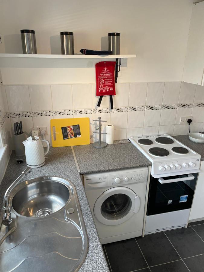 1-Bedroom Semi-Detached Chalet In Uddingston, Glasgow Экстерьер фото