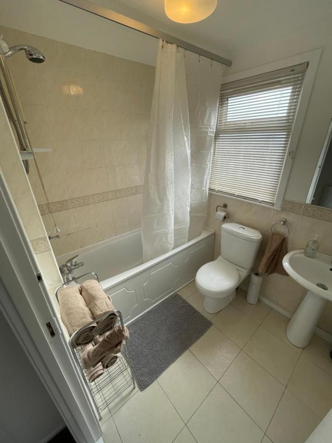 1-Bedroom Semi-Detached Chalet In Uddingston, Glasgow Экстерьер фото