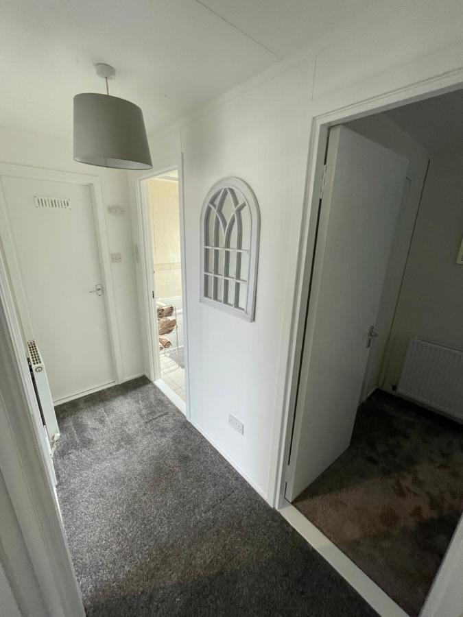 1-Bedroom Semi-Detached Chalet In Uddingston, Glasgow Экстерьер фото